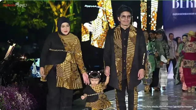12 Potret Artis Hadiri Acara Istana Berbatik, Tampil Memukau di Catwalk