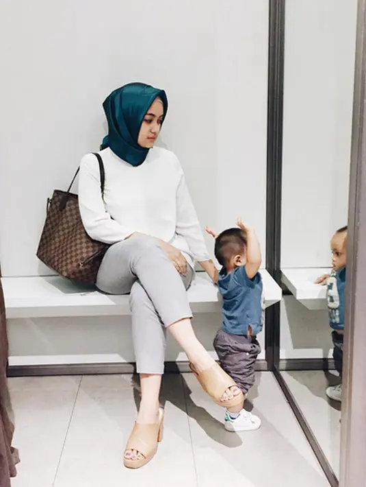 "Dia ketika dekat sama ibunya pasti nyaman, di lokasi juga kan banyak yang ajak main, ajak becanda. Rewel sih tapi paling kalau ngantuk sama lapar aja biasanya," lanjutnya. (Instagram/ayudiac)