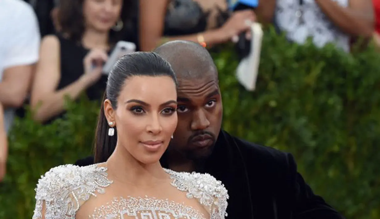 “Kim dan Kanye menyewa sebuah hunian di kawasan elite di Los Angeles untuk ibu pengganti. Mereka pun juga memasang CCTV untuk keamanan di dalamnya,” ucap seorang sumber. (AFP/LARRY BUSACCA)