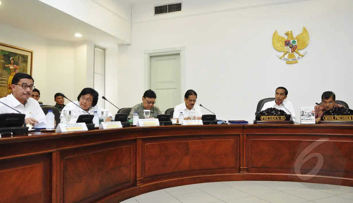 Ratas tersebut membahas efektivitas lahan dan peningkatan produksivitas pertanian. Tampak Menteri Agraria Ferry Mursydan Baldan (kiri) dan Menhut Siti Nurbaya (kedua kiri) menghadiri rapat, Jakarta, Rabu (11/3/2015). (Liputan6.com/Faizal Fanani) 