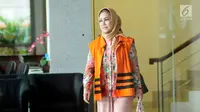 Wali Kota Tegal (nonaktif), Siti Masitha usai menjalani pemeriksaan di Gedung KPK, Jakarta, Jumat (24/11). Pemeriksaan terkait dugaan suap pengelolaan dana jasa RSUD Kardinah dan pengadaan barang jasa Kota Tegal TA 2017. (Liputan6.com/Helmi Fithriansyah)