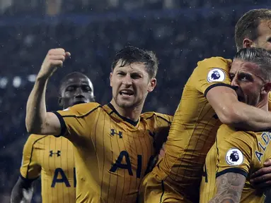 Para pemain Tottenham merayakan gol Harry Kane saat melawan Leicester City pada pada lanjutan Premier League di King Power Stadium, Leicester, (18/5/2017). Tottenham menang 6-1. (AP/Rui Vieira)