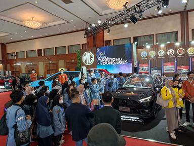 Tepat pada hari jum'at 17 Maret 2023 pada ajang Gaikindo Jakarta Auto Week 2023. Siang ini suasana booth Morris Garage (MG) terlihat sangat ramai karena ada kunjungan dari beberapa Universitas. Terlihat mahasiswa sedang mendengar penjelasan tentang MG ZS Dark Midnight Edition dari pihak Morris Garage.