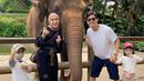 Foto bersama dengan seekor gajah saat berkunjung ke kebun bintang. (Instagram/missnyctagina)