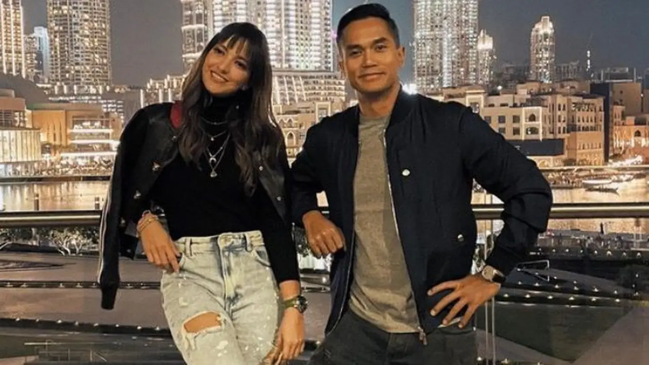 Gaya Kompak Nia Ramadhani dan Ardi Bakrie Liburan di Belanda, Tanpa Ditemani Anak-anak