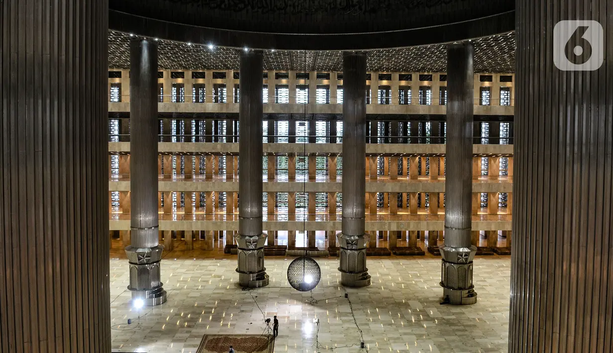 Penampakan bagian dalam  Masjid Istiqlal, Jakarta, Senin (22/2/2021). Di bagian dalam renovasi dimulai dari tempat wudhu, pemasangan 3500 lampu LED, dan kipas angin pada pilar serta Mihrab setinggi 17 meter dengan ornamen Asmaul Husna. (merdeka.com/Iqbal S Nugroho)