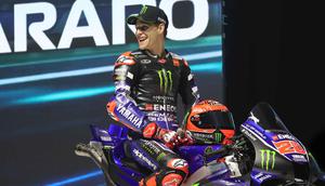 Fabio Quartararo mengaku sangat antusias dengan perubahan besar ini. Juara dunia 2021 itu berharap transisi ke mesin V4 bisa membawanya kembali kompetitif ke perebutan gelar juara dunia. Tampak dalam foto, pembalap Monster Energy Yamaha, Fabio Quartararo saat tampil pada perkenalan motor baru Yamaha untuk mengarungi MotoGP 2026 di Jakarta, Rabu (21/1/2026). (Bola.com/M Iqbal Ichsan)