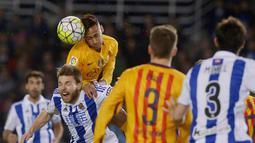 Pemain Real Sociedad,  Asier Illarramendi berduel dengan pemain Barcelona, Neymar de Silva pada lanjutan La Liga Spanyol di Estadio Anoeta, San Sebastian, Sabtu (9/4/2016) atau Minggu dini hari WIB. (REUTERS/Vincent West)