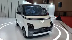 Wuling Air EV tampil menggemaskan di gelaran GJAW 2023. Mobil berkonfigurasi four-seater ini tersedia dalam dua varian, yaitu Standard Range dan Long Range. Varian Standard Range yang dibanderol seharga Rp243 juta mampu berjalan dari baterai penuh hingga 200 km. Sementara tipe Long Range yang dijual Rp299,5 memiliki jarak tempuh mencapai 300 km dan fitur-fitur tambahan. Air EV bisa menjadi kendaraan mobilitas harian karena menawarkan kepraktisan parkir, meliuk di perkotaan, hingga muatan yang besar.