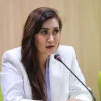 Bersama dengan kuasa hukumnya Sandy Arifin, pemeran dan penyanyi Nafa Urbach mendatangi kantor KPPPA. Kedatangannya guna mendiskusikan bertukar pikiran terkait kaum pedofilia yang belakangan ini mengancam anaknya. (Adrian Putra/Bintang.com)
