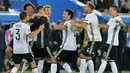 Pemain Jerman merayakan kemenangan pertama atas Italia di turnamen resmi lewat adu penalti pada perempat final Piala Eropa 2016 di Stadion Matmut Atlantique, Bordeaux, Minggu (3/7/2016) WIB. (AFP/Nicolas Tucat)