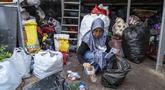 Seorang relawan bank sampah memilah sampah anorganik rumah tangga, baik berupa karton maupun botol plastik, Jakarta, Kamis 4 Juni 2026, sebagai bagian dari instruksi Pemprov DKI yang mewajibkan warga memilih dan memilah sampah untuk mengurangi beban sampah yang semakin menumpuk di ibu kota. (BAY ISMOYO/AFP)