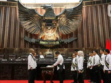 Sejumlah pemeran pimpinan Majelis Permusyawaratan Rakyat (MPR) mengikuti gladi bersih pelantikan Presiden dan Wakil Presiden terpilih 2024-2029 di Gedung Nusantara, Kompleks Parlemen, Senayan, Jakarta, Sabtu (19/10/2024). (Liputan6.com/Herman Zakharia)