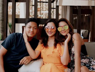 Bak ibu kandung kedekatan Ashanty dengan Aurel dan Azriel Hermansyah semakin rekat dari waktu ke waktu. Tak heran Ashanty sering berlibur bersama kedua anak sambungnya dan memamerkan momen kedekatan mereka di media sosial. (Liputan6.com/IG/@ashanty_ash)