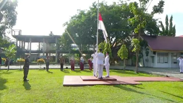 Upacara kemerdekaan oleh anggota Paskibra Pekanbaru positif Covid-19 di lokasi isolasi mandiri.