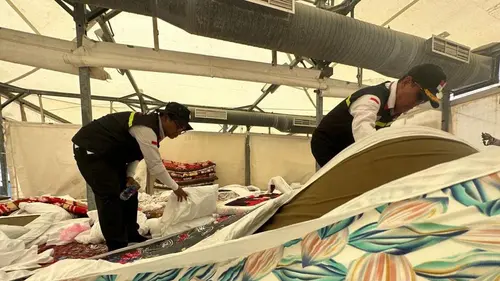 Petugas Penyelenggara Ibadah Haji (PPIH) Arab Saudi 1444 H/2023 M saat melakukan sweeping ke sejumlah tenda maktab di Mina.