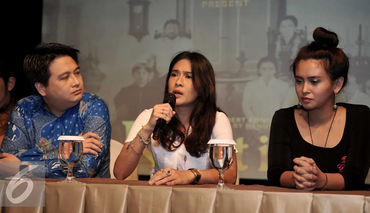 Dian Sastro memberikan keterangan saat konferensi pers film Kartini di XXI Jakarta Theater, Jakarta, Kamis (14/7). Rencananya film Kartini akan tayang di bioskop pada April 2017. (Liputan6.com/Gempur M Surya)
