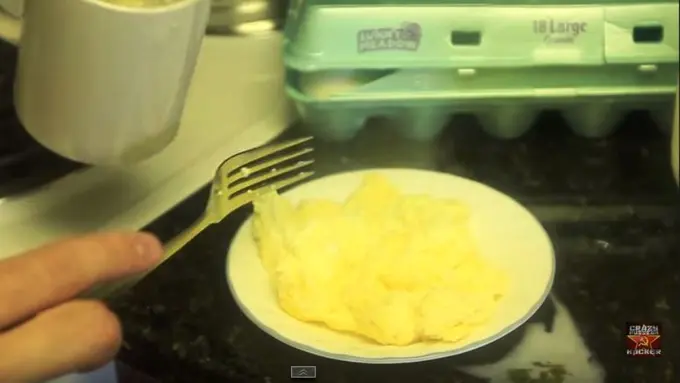 3 Cara Super Kreatif Masak Telor Pakai Microwave Buat Anak Kost