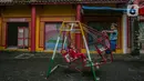 Anak-anak bermain di depan kios-yang tutup dan tak terawat di Kampung Cina, Kota Wisata, Jawa Barat, Minggu (14/2/2021). Dari 216 kios, tinggal puluhan kios yang masih bertahan. (Liputan6.com/Faizal Fanani)