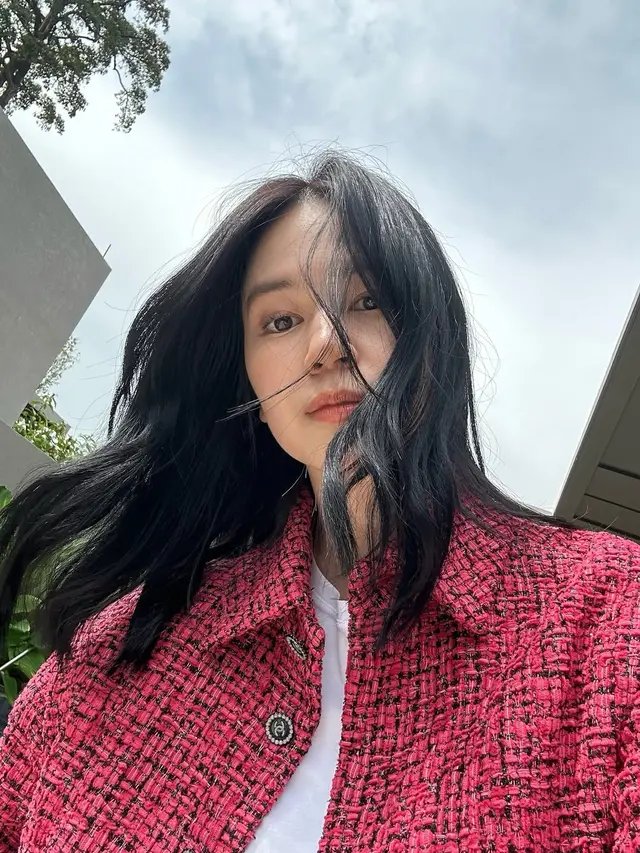 Totalitas Jadi Human Chanel, Pesona Laura Basuki Hadiri Chanel Cruise Show 2025/26 dengan Balutan Tweed Blazer di Singapura