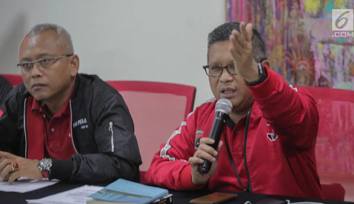 Sekjen PDIP Hasto Kristiyanto dan Kepala BSPN PDIP Arif Wibowo mengumumkan hasil pemilihan presiden 2019 dan legislatif, Jakarta, Senin (22/4). PDIP juga unggul dari Partai Nasdem 9,48%, PKS 8,34%, PKB 8,17%, Partai Demokrat 7,67%, PAN 6,95% dan PPP meraih 4,13% suara. (Liputan6.com/Faizal Fanani)