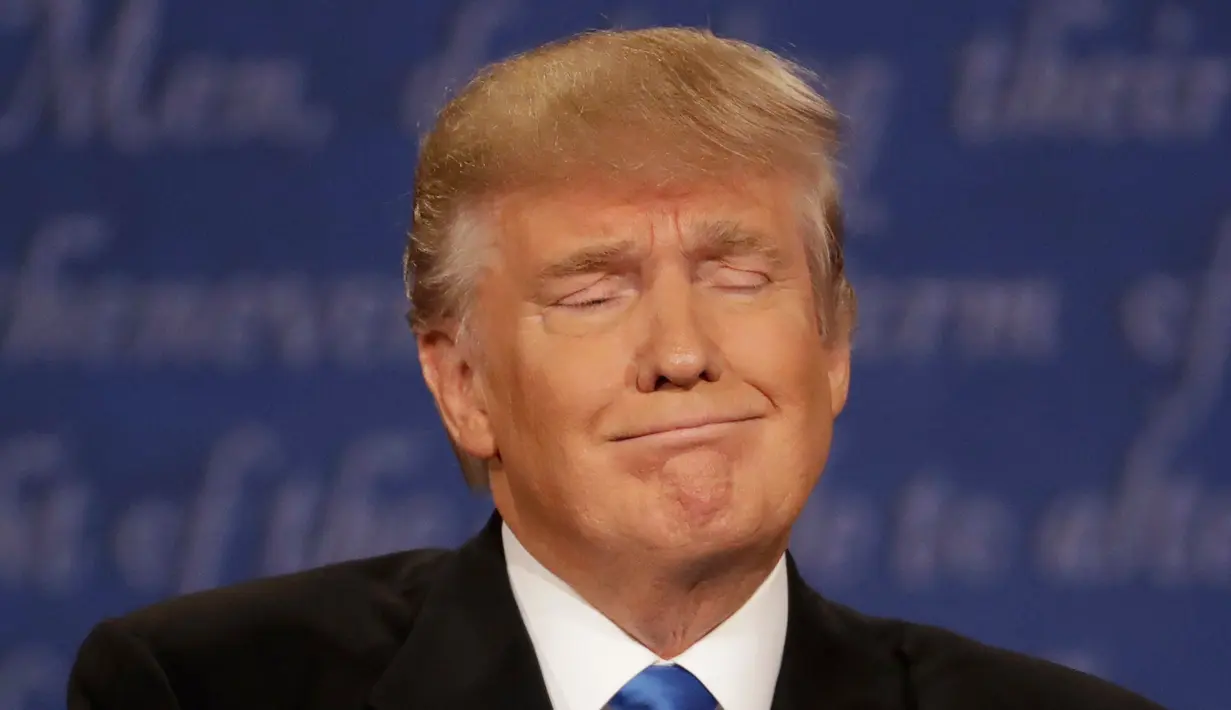 Ekspresi Capres dari Partai Republik Donald Trump saat mendengarkan debat Capres dari Partai Demokrat, Hillary Clinton pada debat pertama pemilu Amerika Serikat di Hofstra University, Hempstead, New York, Senin (26/09). (AP Photo/David Goldman)
