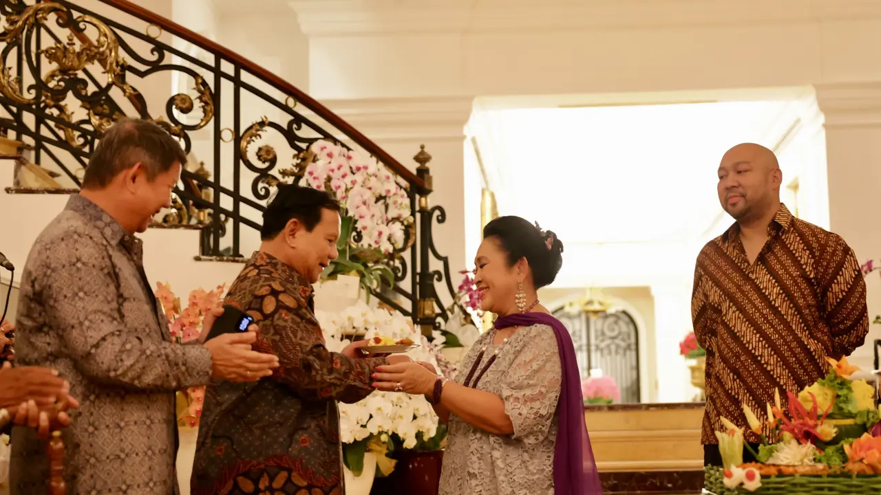 Ketua Umum Partai Gerindra sekaligus capres suara terbanyak Prabowo Subianto menghadiri acara ulang tahun Siti Hediati Hariyadi atau kerap disapa Titiek Soeharto yang ke 65 tahun di kediaman Jl. Teuku Umar, Menteng, Jakarta Pusat, Minggu (14/4) malam (Ist