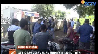 Puluhan pegawai memilih berada di luar kantor dengan mengenakan pakaian biasa sambil menunggu kedatangan bupati.