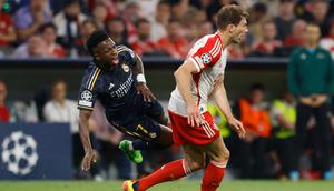 Pemain Bayern Munchen, Leon Goretzka, melanggar penyerang Real Madrid, Vinicius Junior, dalam laga leg pertama semifinal Liga Champions 2023/2024 di Allianz Arena, Munchen, 30 April 2024. (Michaela STACHE / AFP)
