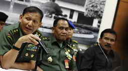 Kapuspen TNI Mayjen Fuad Basya mengatakan anggota tersebut tidak mengetahui jika lokasi yang menjadi wilayah tugas mereka adalah tempat ilegal, Jakarta, (14/10/14). (Liputan6.com/Faizal Fanani)