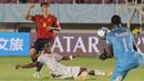 <p>Tendangan pemain Timnas Spanyol U-17, Roberto Martin (kiri) digagalkan oleh kiper Mali U-17, Bourama Kone dalam pertandingan babak penyisihan Grup B Piala Dunia U-17 di Stadion Manahan, Solo. Senin (13/11/2023). (Bola.com/Arief Bagus)</p>