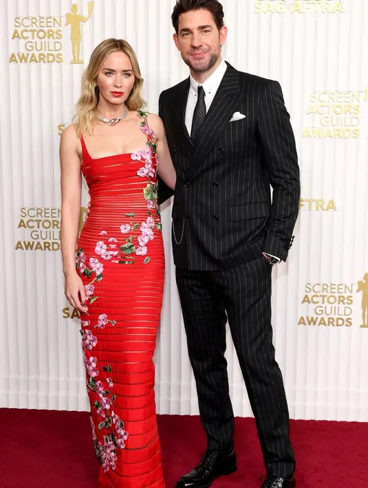 Emily Blunt tampil memukau dengan gaun berdetail flower embroidery rancangan Oscar de la Renta. [@oscardelarenta].