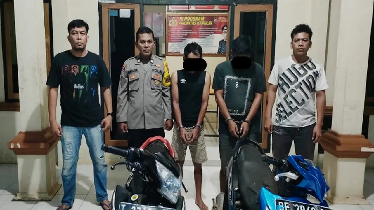 Dua pelaku begal menggunakan pistol mainan saat beraksi kini berhasil diamankan polisi. Foto: (Polsek Bumi Ratu Nuban)