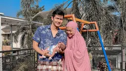 Teuku Ryan dan Ria Ricis berjemur bersama malaikat kecil mereka. (Foto: Instagram/ teukuryantr)