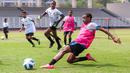Seorang siswa Papua Football Academy mengejar bola saat coaching clinic bersama tiga legenda Borussia Dortmund di Stadion Madya, Senayan, Jakarta, Jumat (08/09/2023). (Bola.com/Bagaskara Lazuardi)