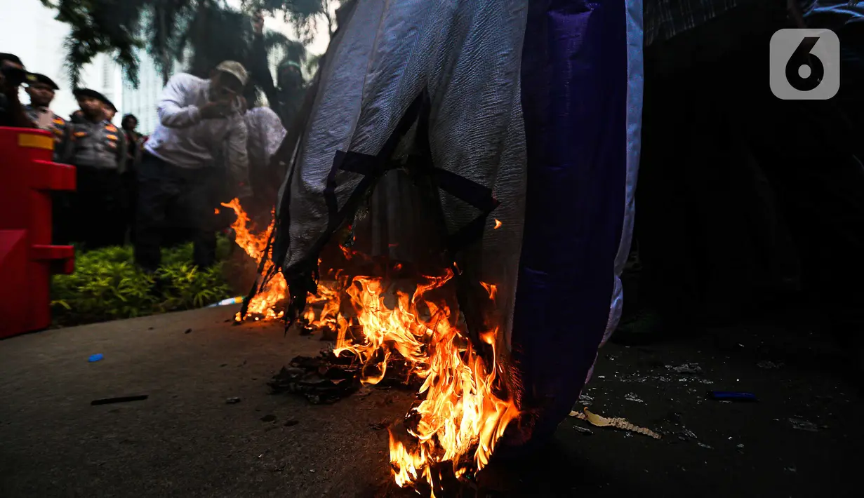Diketahui, aksi ini sebagai bentuk solidaritas atas konflik yang kian memanas antara  kelompok militan Palestina Hamas dan Israel di Gaza. (Liputan6.com/Faizal Fanani)