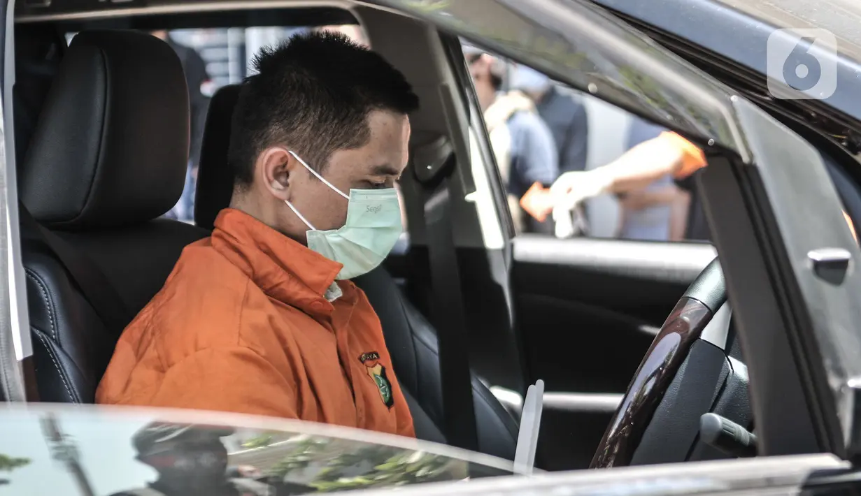 Tersangka melakukan salah satu adegan saat rekonstruksi kasus pembunuhan Sugianto (51) di ruko Royal Gading Square, Kelapa Gading, Jakarta, Selasa (25/8/2020). Penyidik Polda Metro Jaya menggelar rekonstruksi pembunuhan bos pelayaran Sugianto di Royal Gading Square. (merdeka.com/Iqbal S. Nugroho)