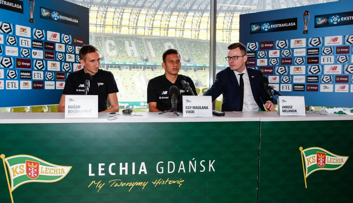 Pesepak bola Indonesia, Egy Maulana jumpa pers saat diperkenalkan sebagai pemain baru Lechia Gdansk di Stadion Energa Gdańsk, Polandia, Minggu (11/3/2018). Dirinya dikontrak Lechia Gdansk selama tiga musim. (Lechia Gdansk)
