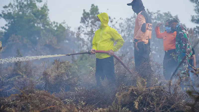 Pemadaman kebakaran lahan di Pontianak. (Foto: Liputan6.com/Aceng Mukaram)