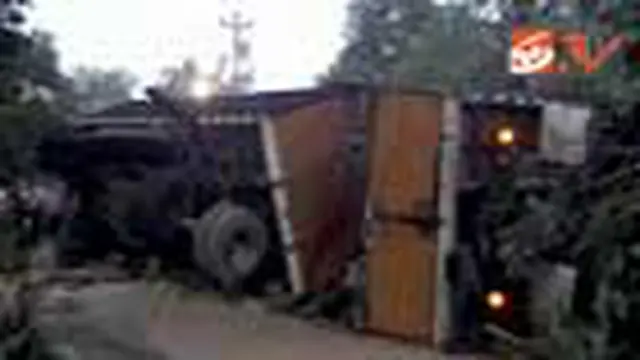 Truk Terguling, Puluhan Ton Mi Instan Berserakan
