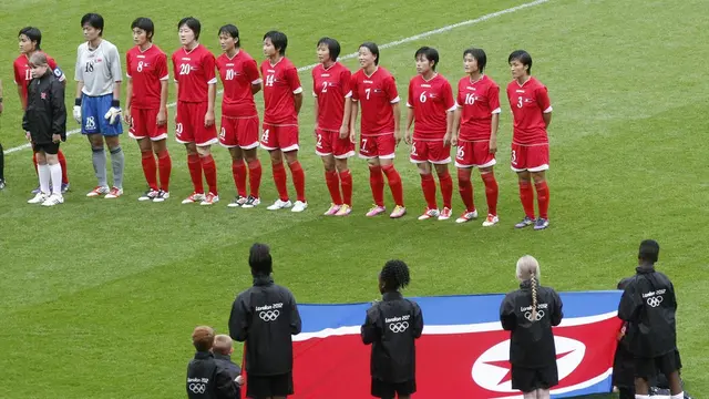 Tim sepak bola wanita Korea Utara sedang menyanyika lagu kebangsaan - AP