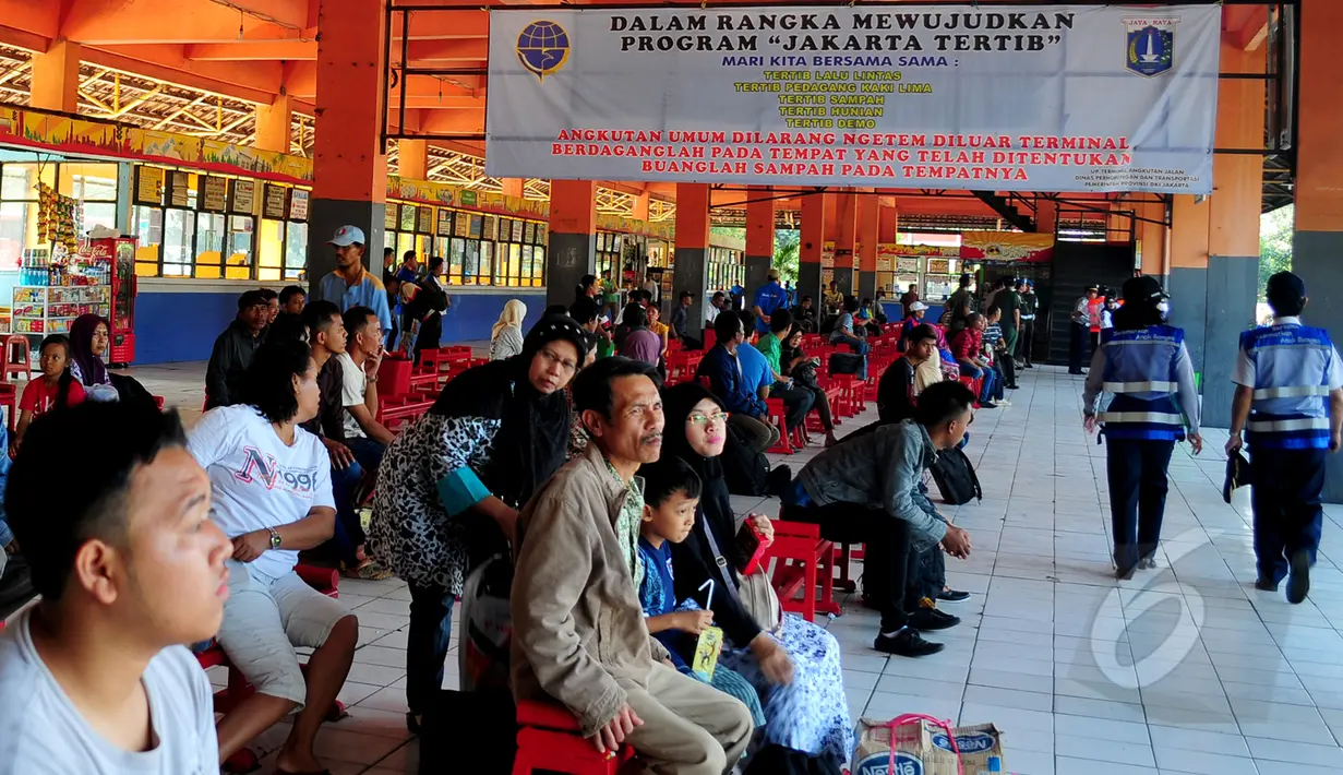 Sejumlah penumpang saat menunggu bus di Terminal Kampung Rambutan, Jakarta, Senin (23/3/2015). Jonan melakukan uji kelayakan terhadap bus Antar Kota Antar Provinsi (AKAP). (Liputan6.com/Yoppy Renato)