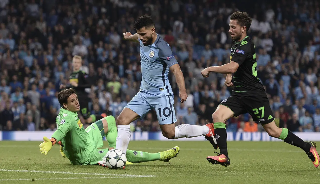 Proses terjadinya gol yang dicetak oleh Sergio Aguero ke gawang Borussia M'Gladbach. Melalui gol pemain Argentina ini, City memulai pesta gol sejak menit ke-8. (AFP/Oli Scarff)