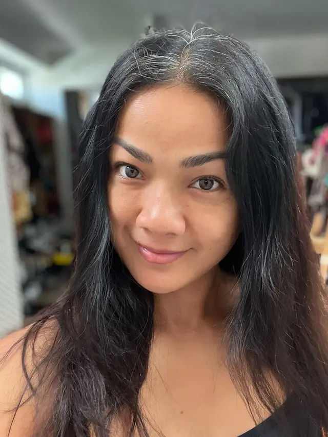 Nirina Zubir tampak beruban (Instagram/nirinazubir_)