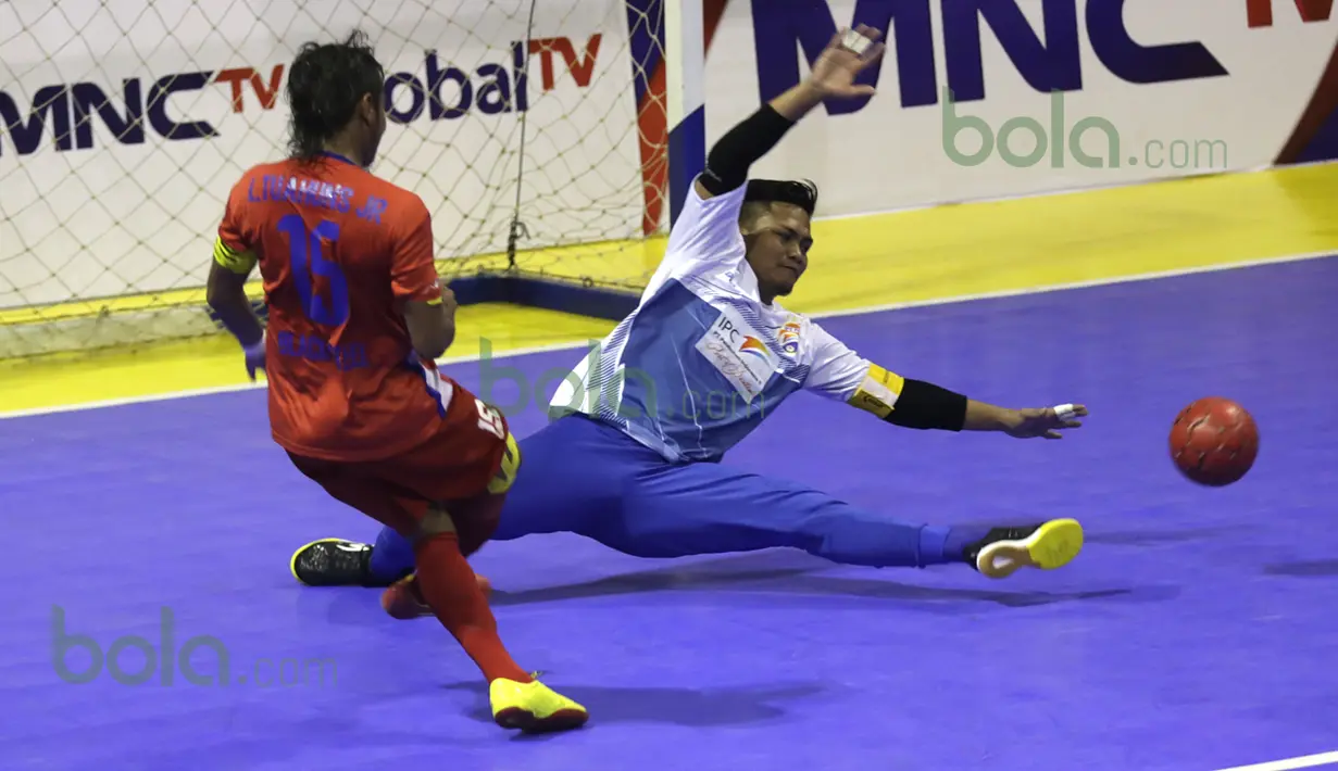 Kiper IPC Pelindo, Yos Adi Wicaksono, berusaha menahan serangan pemain Black Steel Manokwari dalam laga Seri III Grup B Wilayah Timur Pro Futsal League 2016 di GOR 17 Desember, Mataram, NTB, Minggu (13/3/2016). (Bola.com/Arief Bagus)