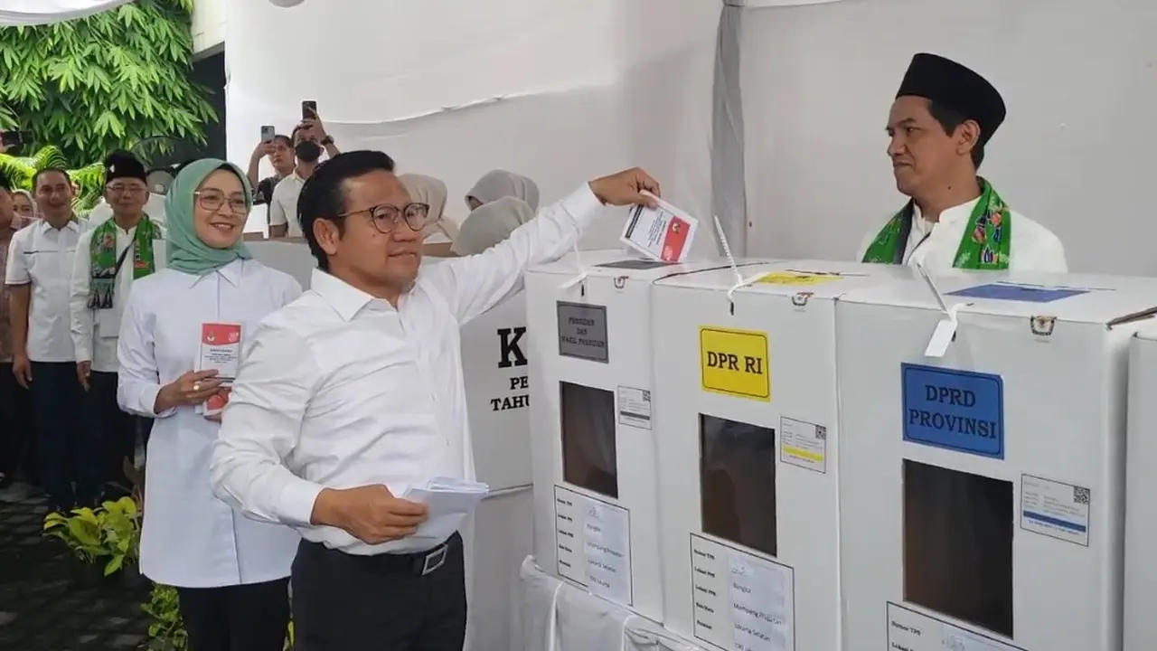 Cawapres nomor urut 1, Muhaimin Iskandar alias Cak Imin telah melakukan pencoblosan bersama dengan keluarganya