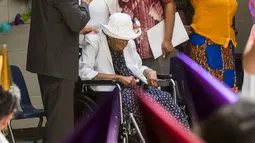 Susannah Mushatt Jones (duduk) yang dikenal sebagai "Miss Susie" bersiap merayakan ulang tahunnya yang ke-116 bersama keluarga di Brooklyn borough, New York, 7 Juni 2015. Miss Susie dinobatkan sebagai wanita tertua di dunia. (REUTERS/Lucas Jackson)