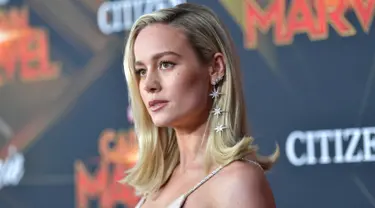 Aktris Brie Larson berpose saat menghadiri pemutaran perdana film "Captain Marvel" di Hollywood, California, AS (4/3). Brie Larson tampil cantik mengenakan gaun emas bertabur bintang-bintang. (AFP Photo/Amy Sussman)