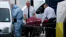 Petugas mengevakuasi jasad seorang perempuan korban penyerangan pisau di Russell Square, pusat kota London, Inggris, Kamis (4/8). Satu orang perempuan tewas dan lima orang lainnya terluka akibat aksi serangan pisau oleh seorang pria. (JUSTIN Tallis/AFP)