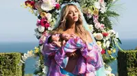 Untuk pertama kalinya Beyonce akhirnya perlihatkan foto bayi kembarnya Rumi dan Sir Carter dalam pemotretan penuh bunga.